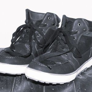 Boys Sonoma Sneakers-Medium.  EXCELLENT condition.